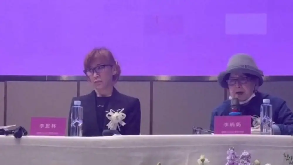 ▲李玟的二姊李思林（左）和84歲母親（右）舉辦記者會，對外痛訴Bruce多次出軌讓李玟非常痛苦。（圖／翻攝自微博）