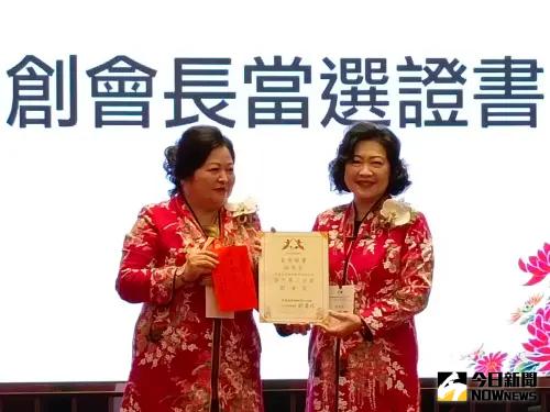 ▲台灣國際職業婦女協會台中二分會成立，總會理事長珍頒發當選證書給二分會創會會長林秀芬。（圖/記者金武鳳攝，2023.10.21)