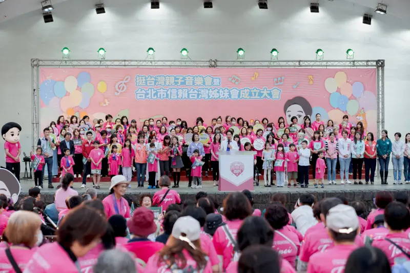 ▲賴桑娃娃(左)現身力挺,賴清德直呼很像。(圖/賴清德競選總部提供)