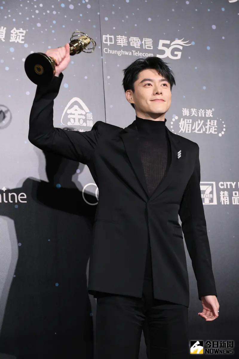 ▲▼李程彬在後台高舉獎盃，又興奮跳躍。（圖／NOWnews攝影中心）