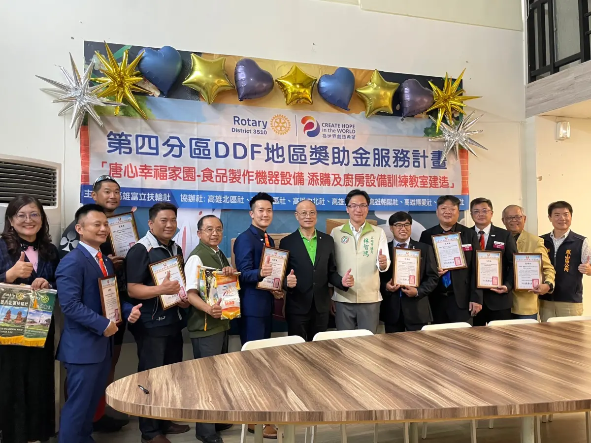 ▲今天的捐贈儀式現場也簽訂「訓練教室合作意向書」，未來企業將提供場域助心智障礙者工作訓練，增加職前學習經驗。（圖／林智鴻辦公室提供）