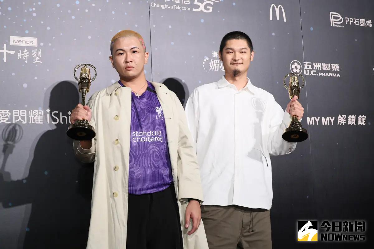 ▲湯捷（左）、Leo王擊敗劉若英奪下金鐘「戲劇原創歌曲獎」，結果湯捷害羞地說，他有帶劉若英的CD，想要給偶像簽名。（圖／NOWnews攝影中心）