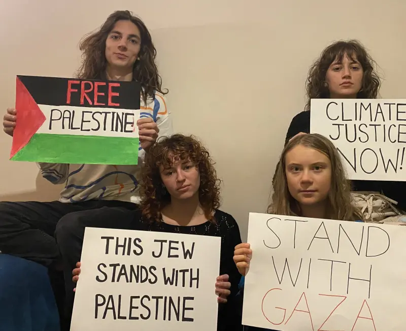 ▲瑞典「環保少女」童貝里在個人社群媒體發文，舉著「與加薩站在一起」的標語，力挺加薩人民與巴勒斯坦。（圖／翻攝自Greta Thunberg的X）