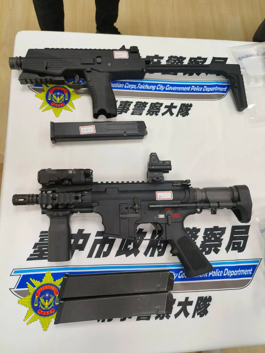 ▲亡命之徒行動軍火庫   警逮2人起出9把槍（圖/記者鄧力軍翻攝）