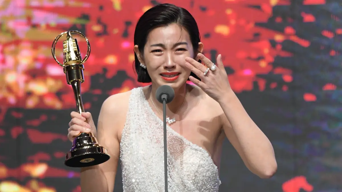 ▲米可白以《牛車來去》奪金鐘獎女配角獎，爆哭致詞「下台險撞牆」嚇歪所有人。（圖／三立電視）