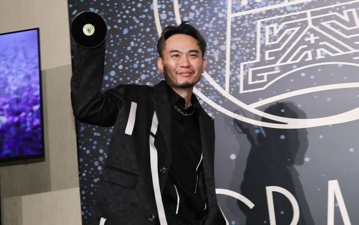 ▲楊大正突圍打敗《模仿犯》入圍者拿下男配角，口誤「感謝金曲」怪黃色東西。（圖／NOWnews攝影中心）