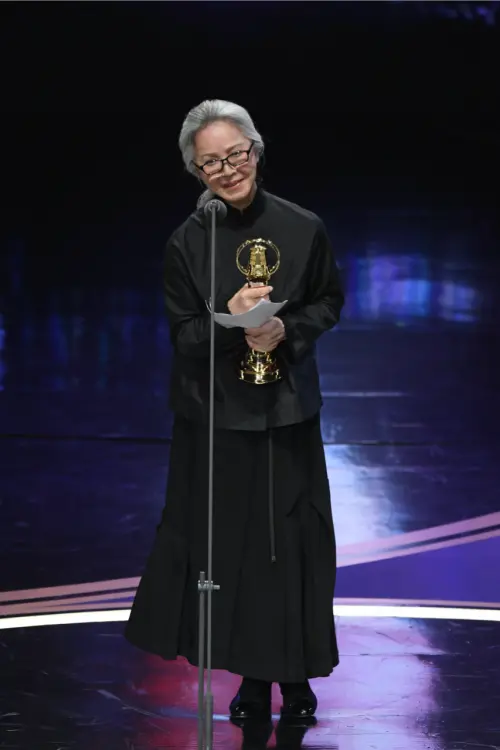 ▲丁強遺孀李璇代領第58屆金鐘獎特別貢獻獎。（圖／三立電視）