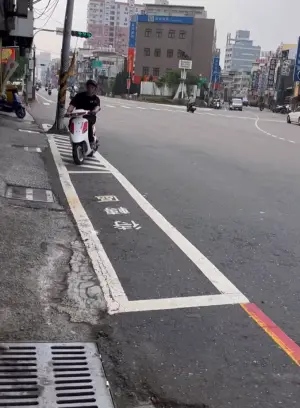 ▲其實這個最窄待轉區,早在過去就已時常引發討論。(圖/取自臉書安倍軍団(安倍軍團)) ▲其實這個最窄待轉區,早在過去就已時常引發討論。(圖/取自臉書安倍軍団(安倍軍團))