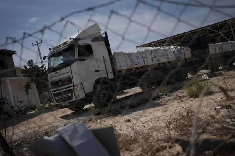 ▲聯合國今天表示，有超過30輛載有人道援助物資的卡車昨天進入加薩（Gaza ），這是1個星期前陸續重新開始運送相關物資以來，前往那個飽受戰爭蹂躪巴勒斯坦自治區的最大一支車隊。（圖／美聯社／達志影像）