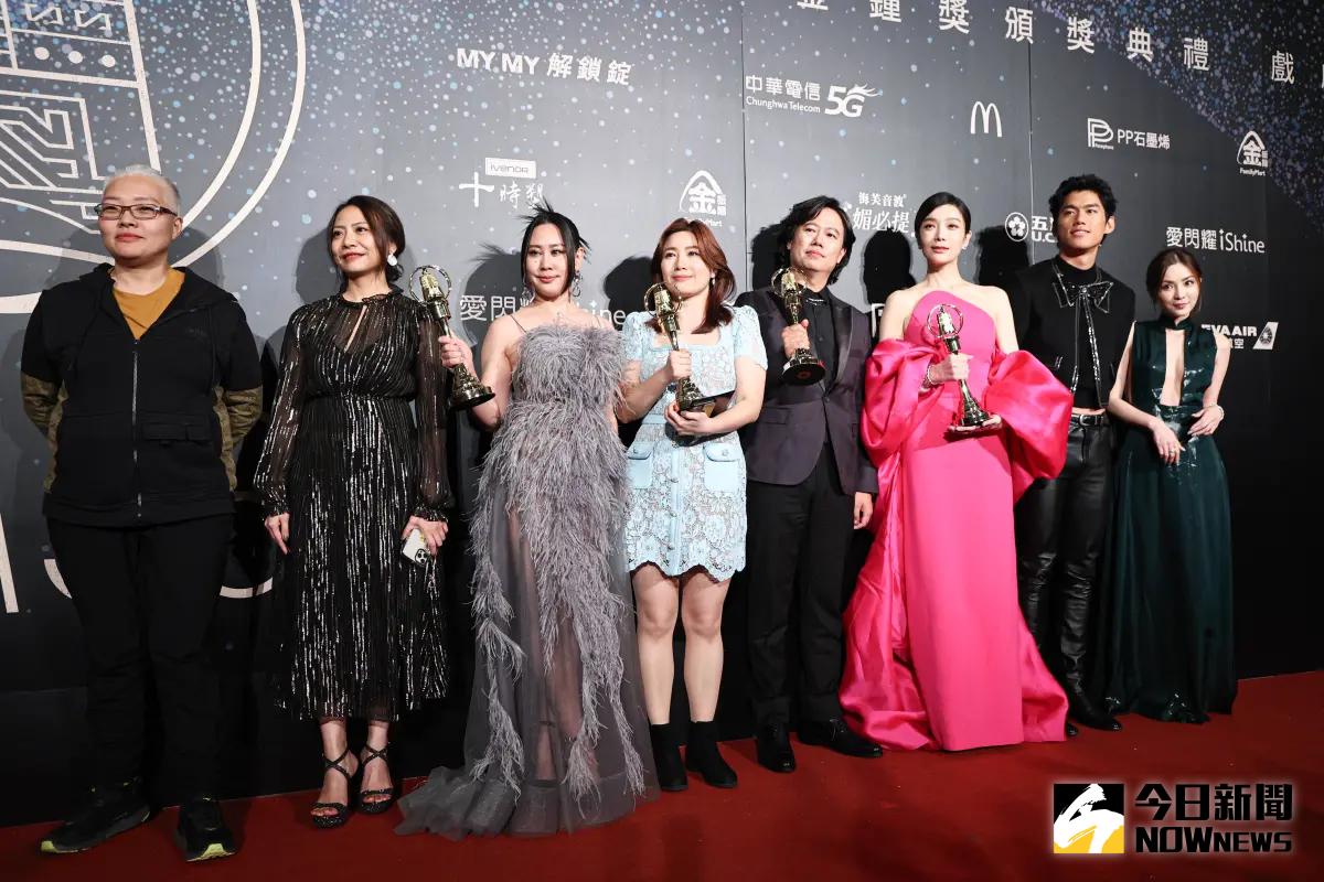 ▲蔡淑臻（右三）的《村裡來了個暴走女外科》爽拿金鐘獎4冠王，她想下跪懺悔「我太生氣我自己」。（圖／記者鄭孟晃攝）