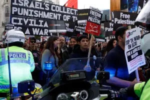 倫敦爆發挺巴勒斯坦示威　吸引約10萬人參加
