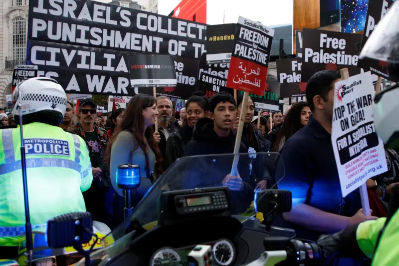 ▲21日約有10萬人參加倫敦市中心的親巴勒斯坦示威活動，要求加薩走廊立即停火。（圖／美聯社／達志影像）