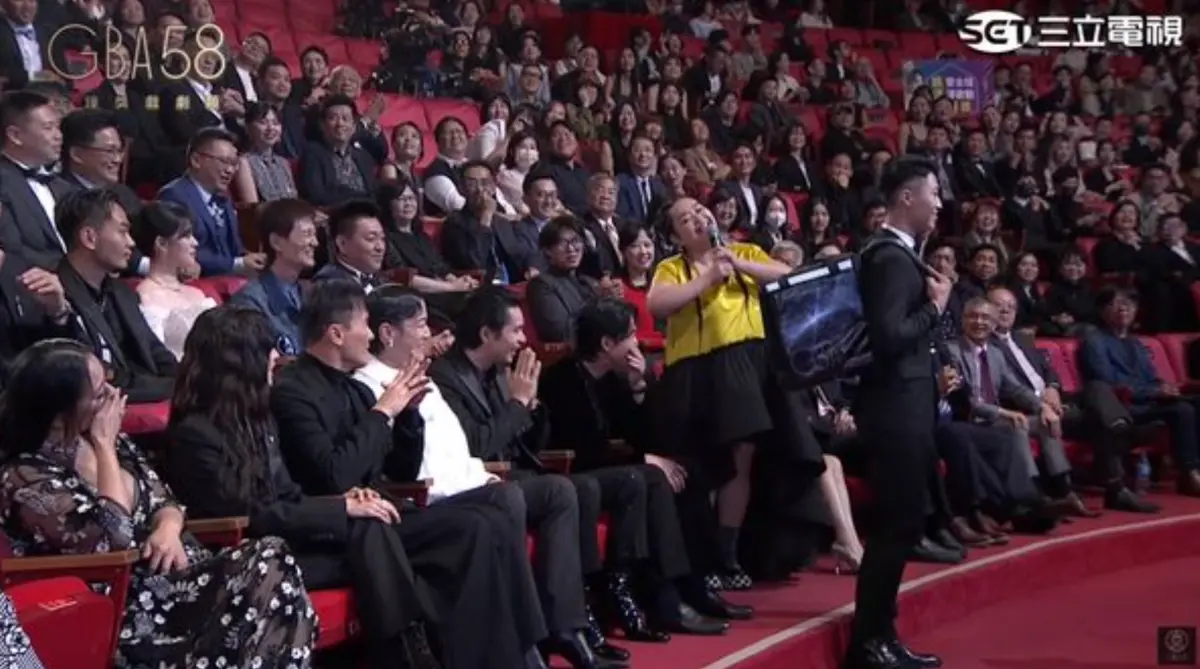 ▲吳慷仁在接受鍾欣凌採訪時，突然有外送員進場送東西。（圖／翻攝自YouTube／金鐘獎Golden Bell Awards）