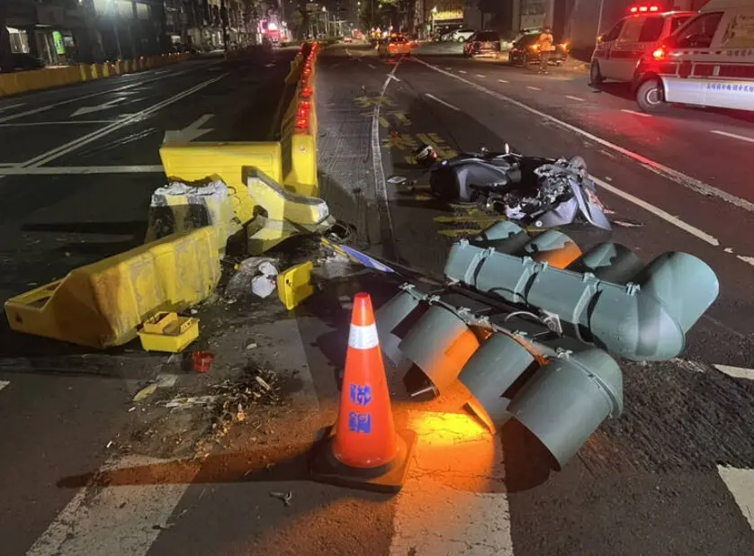 ▲高雄黃姓女學生無照駕駛機車，載著18歲的詹姓男同學，行經三民區民族一路時違規闖紅燈，與陳姓男子駕駛的自小客車發生碰撞。（圖／翻攝畫面）