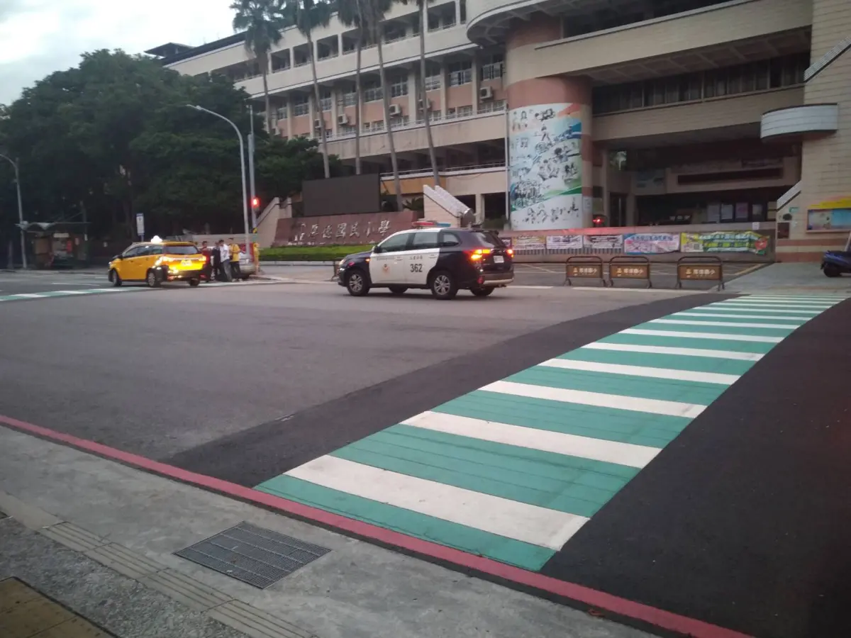 ▲本月12日，新北三重發生死亡車禍，黃姓計程車司機疑未禮讓行人先行，撞上正在過馬路的謝姓老翁，謝翁於17日宣告不治，詳細肇事原因、肇事責任尚待釐清。（圖／翻攝畫面）