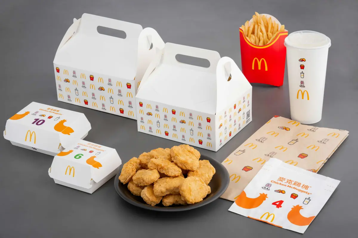 ▲麥當勞聯名NewJeans，從今（25）日起開賣的兔子包裝驚喜禮盒。（圖／台灣麥當勞提供）