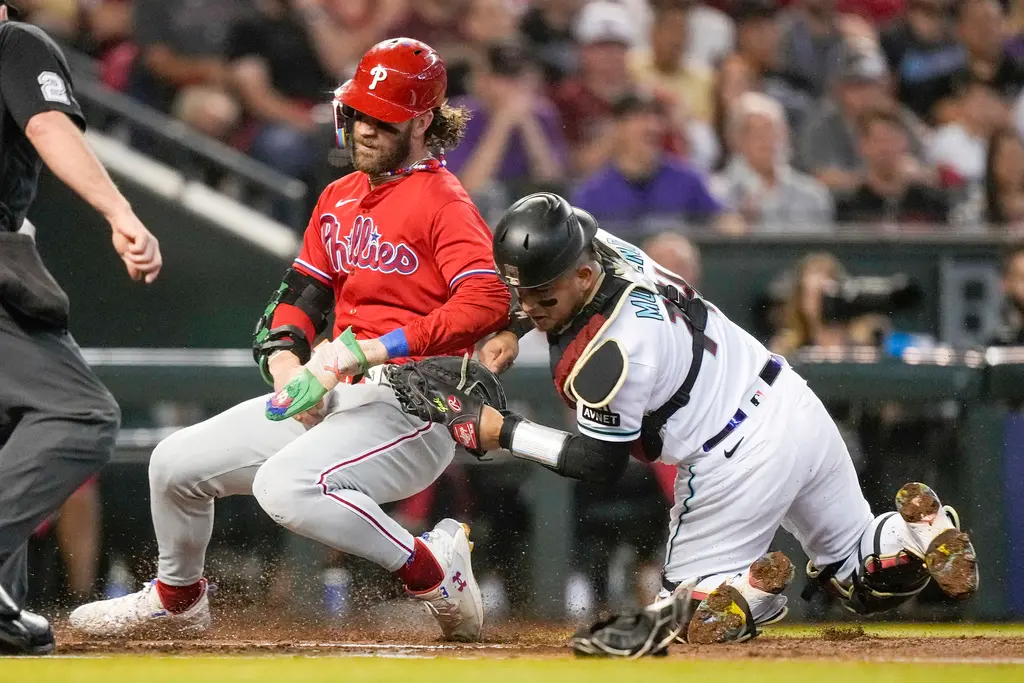 ▲費城費城人在首局就大膽使用雙盜壘戰術，Bryce Harper成功盜本壘，寫下隊史第一人紀錄。（圖／美聯社／達志影像）