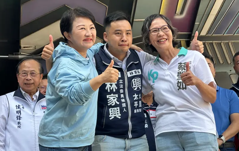 ▲台中市長盧秀燕促成立委先藍白和，和蔡壁如一起給國民黨新人林家興一個「媽媽抱抱」。（圖／資料照片）