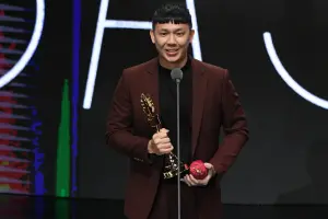 ▲許鈞筌帶火龍果上台領獎。(圖/三立提供) ▲許鈞筌帶火龍果上台領獎。(圖/三立提供)
