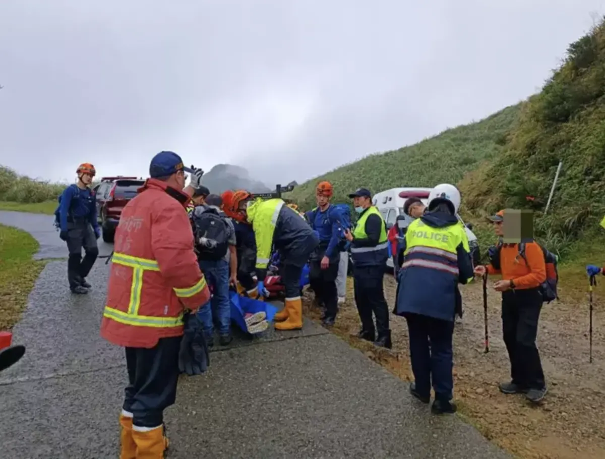 ▲今（22）日有一群3男5女的登山客，相約前往新北市雙溪區燦光寮步道爬山，卻傳出有7人遭到黃腳虎頭蜂螫咬，其中1男1女傷勢較為嚴重，警消獲報後立即趕抵現場將7人送醫。（圖／翻攝畫面）