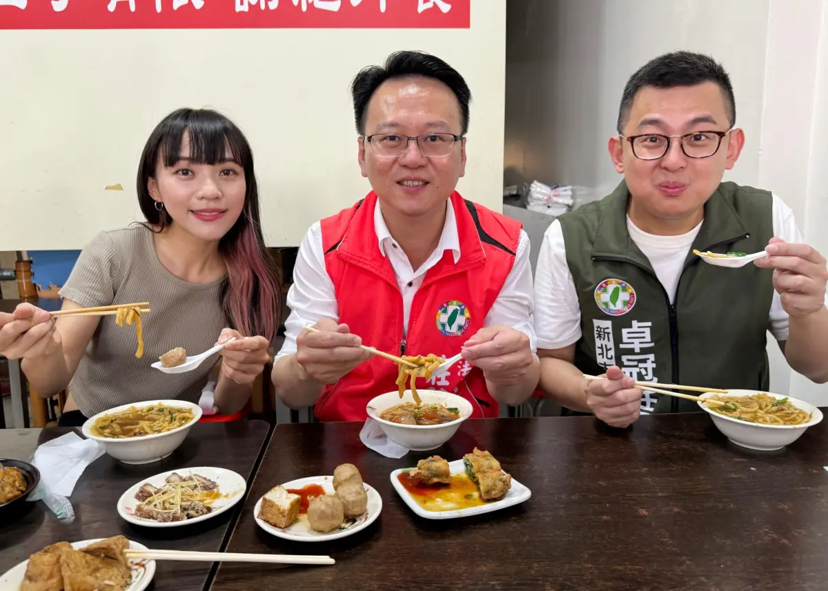 ▲立委莊競程特地帶黃捷與卓冠廷品嚐台中的味道「英才大麵焿」(圖／莊競程提供2023.10.22)