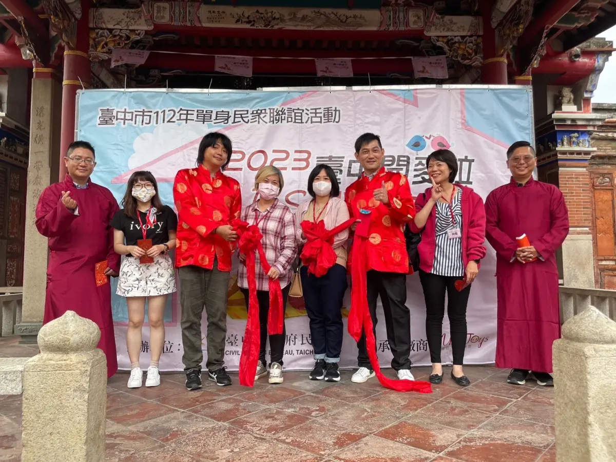 ▲參加在大肚磺溪書院穿古裝拋繡球大膽告白(圖／民政局提供2023.10.22)