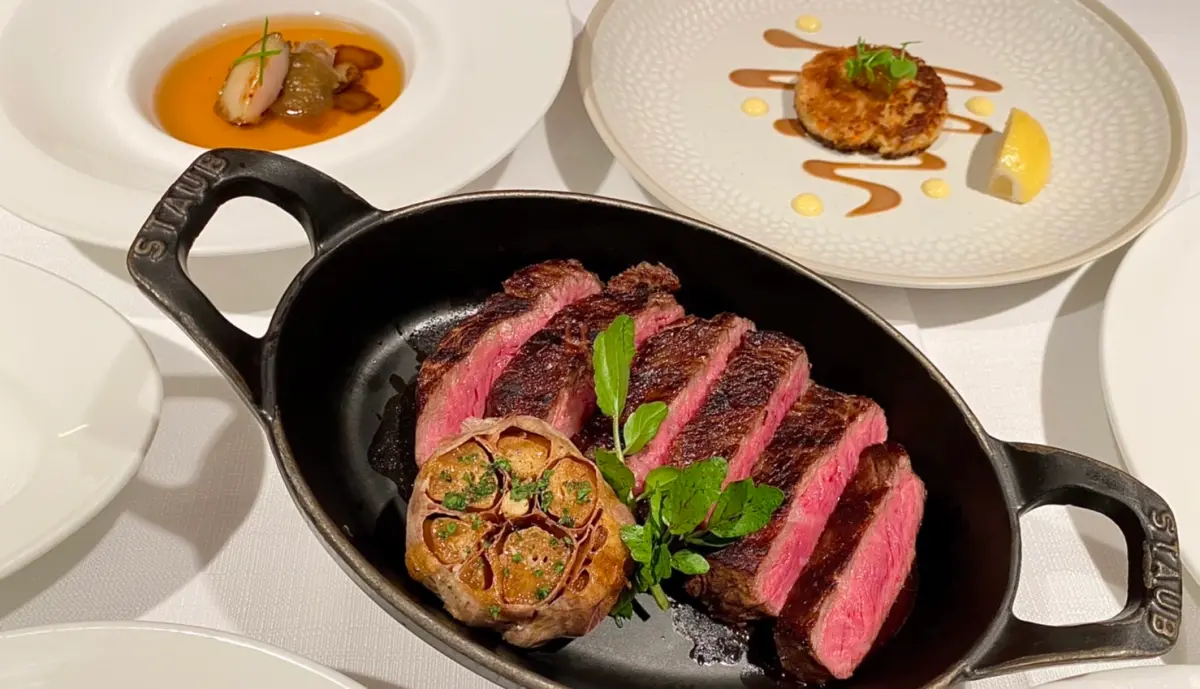 ▲牛排教父鄧有癸親自走訪澳洲最大畜牧公司AACo，欽點Westholme「澳洲M9和牛」打造全新牛排選擇，搭配揉合日法、西班牙技法的全新菜單，為6度摘星的教父牛排增添新意。（圖／記者蕭涵云攝）