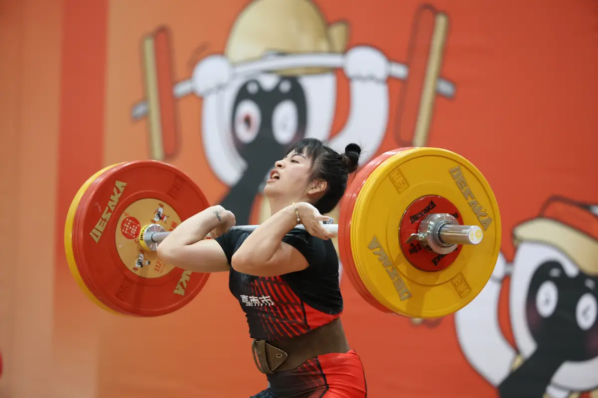 ▲112年全國運動會方莞靈在女子舉重49公斤破紀錄摘金。大會提供