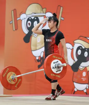 ▲112年全國運動會方莞靈在女子舉重49公斤破紀錄摘金。大會提供