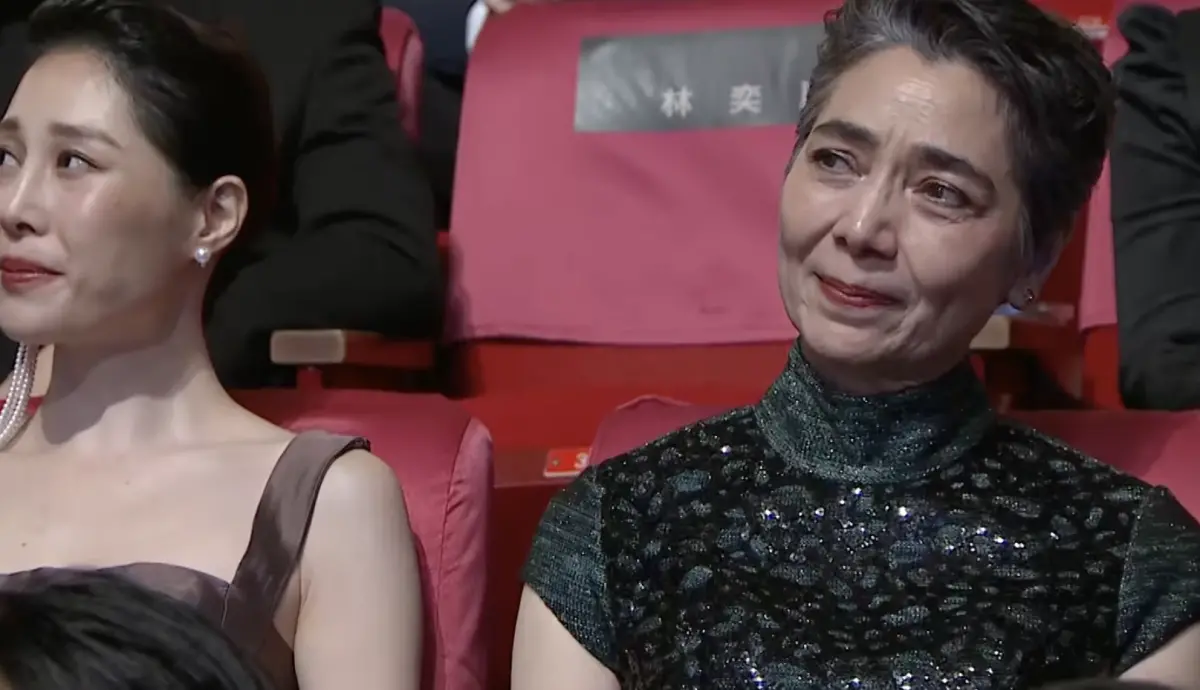 ▲賴佩霞（右）和蔡亘晏都以《人選之人—造浪者》摃龜迷你劇女配，製作人林昱伶曝光台下中二行為。（圖／翻攝金鐘獎YouTube頻道）