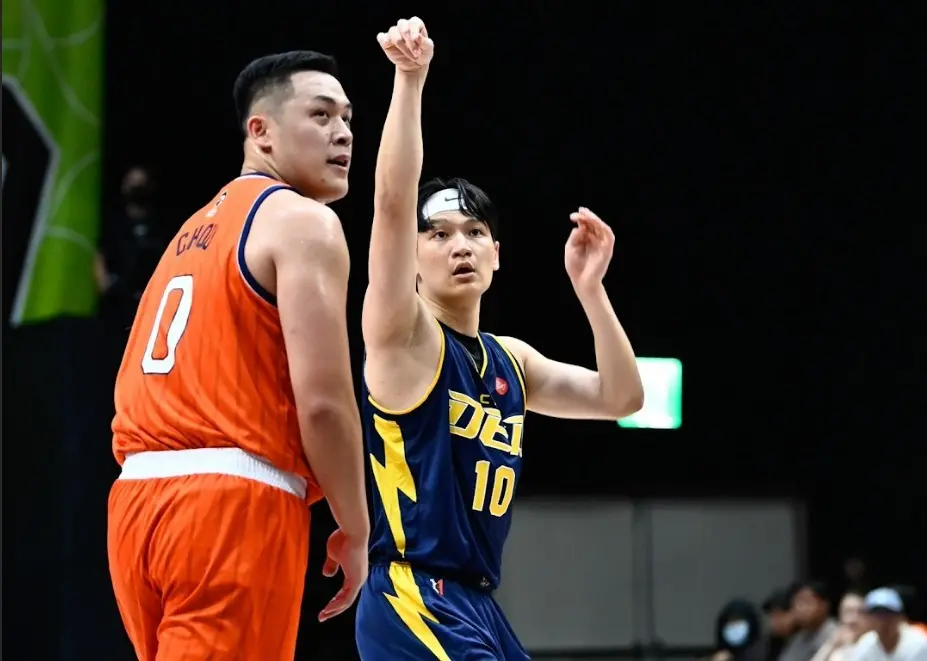 ▲PLG桃園領航猿周儀翔（左）傷癒復出迎來新東家首秀，全場僅拿1分，自認狀態恢復不到一半。（中信特攻提供）