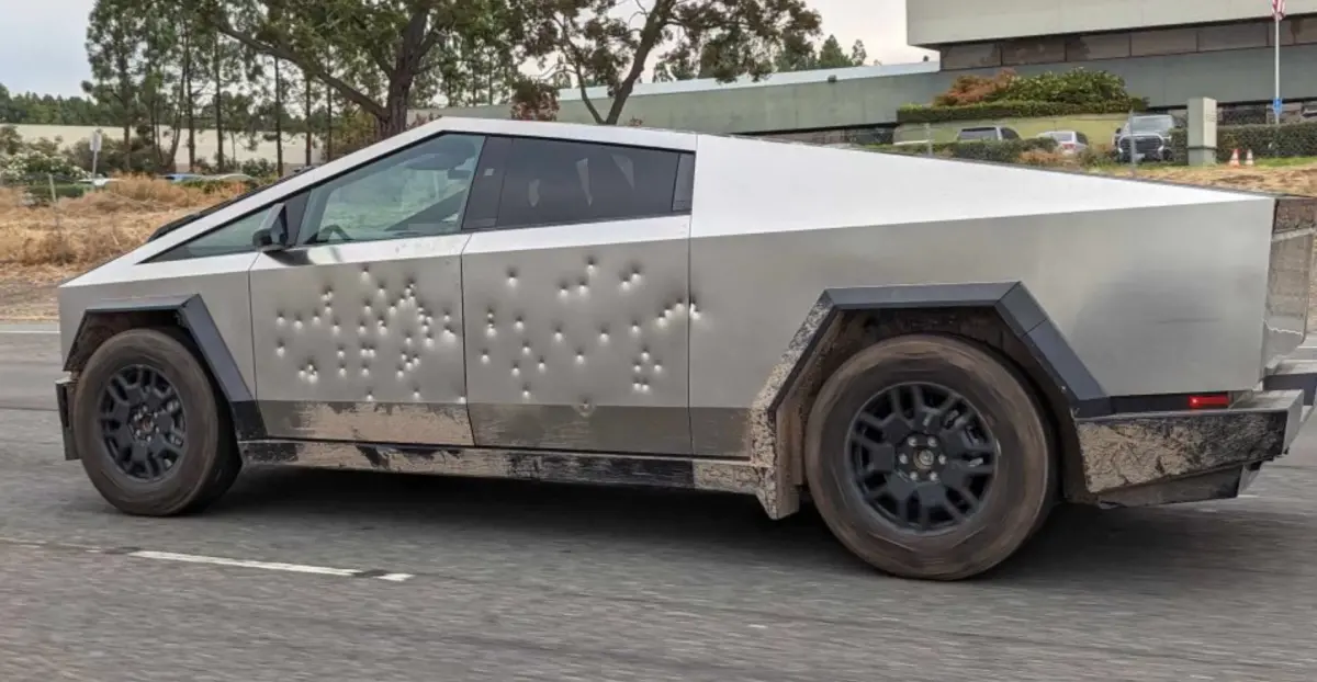 ▲特斯拉（Tesla）電動皮卡Cybertruck近期接受了一場暴力測試。（圖／X@teslaownersSV）