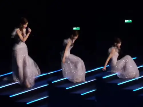 ▲陳妍希不小心踩到裙襬，在樓梯上慘摔，而且力道不輕，但她仍敬業地爬起來完成表演。（圖／翻攝微博）