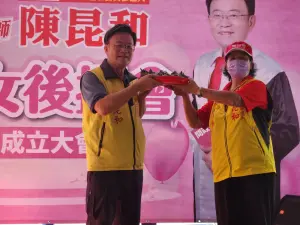 西港婦女後援會長陳李月燕向陳昆和送上粽子象徵包中 ▲西港婦女後援會長陳李月燕向陳昆和送上粽子象徵包中(圖/記者張振興攝,2023,10,22)