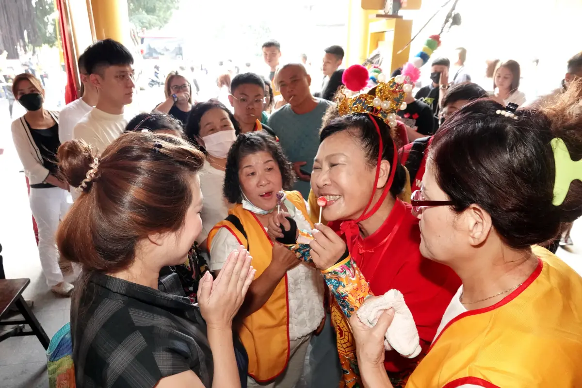 ▲擔任太子爺代言人的張珮漪以含過的棒棒糖為信眾加持（圖／記者劉悅儷攝，2023,10,22）