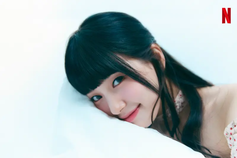 ▲秀智在《我的女神室友斗娜》飾演偶像「斗娜」，演回歌手本行SO EASY。（圖／Netflix）
