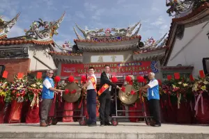 ▲祀典興濟宮秋祭祝聖大典由董事長吳福春(左)、基金會會長侯明福(右)率貴賓敲鑼揭開序幕（圖／記者劉悅儷攝，2023,10,22）