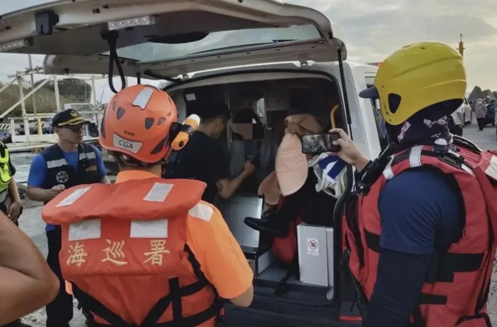 ▲23歲女子潛水突失聯，海巡單位立即動員人力搜尋，於台灣最南端的地標處，發現女子疑體力不支，趴在礁岩上休息，被救難人員順利帶回鵝鑾鼻漁港。（圖／翻攝畫面）