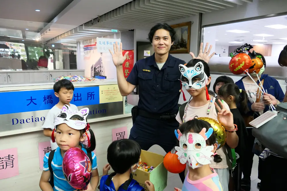 ▲永康東橋里社區舉辦萬聖節嘉年華遊街討糖活動，吸引許多家長帶著小朋友盛裝參與。（圖／台南市警察局永康分局提供）