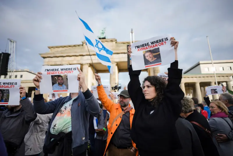 ▲圖為柏林布蘭登堡大門（Brandenburg Gate）前聲援以色列的民眾。（圖／美聯社／達志影像）