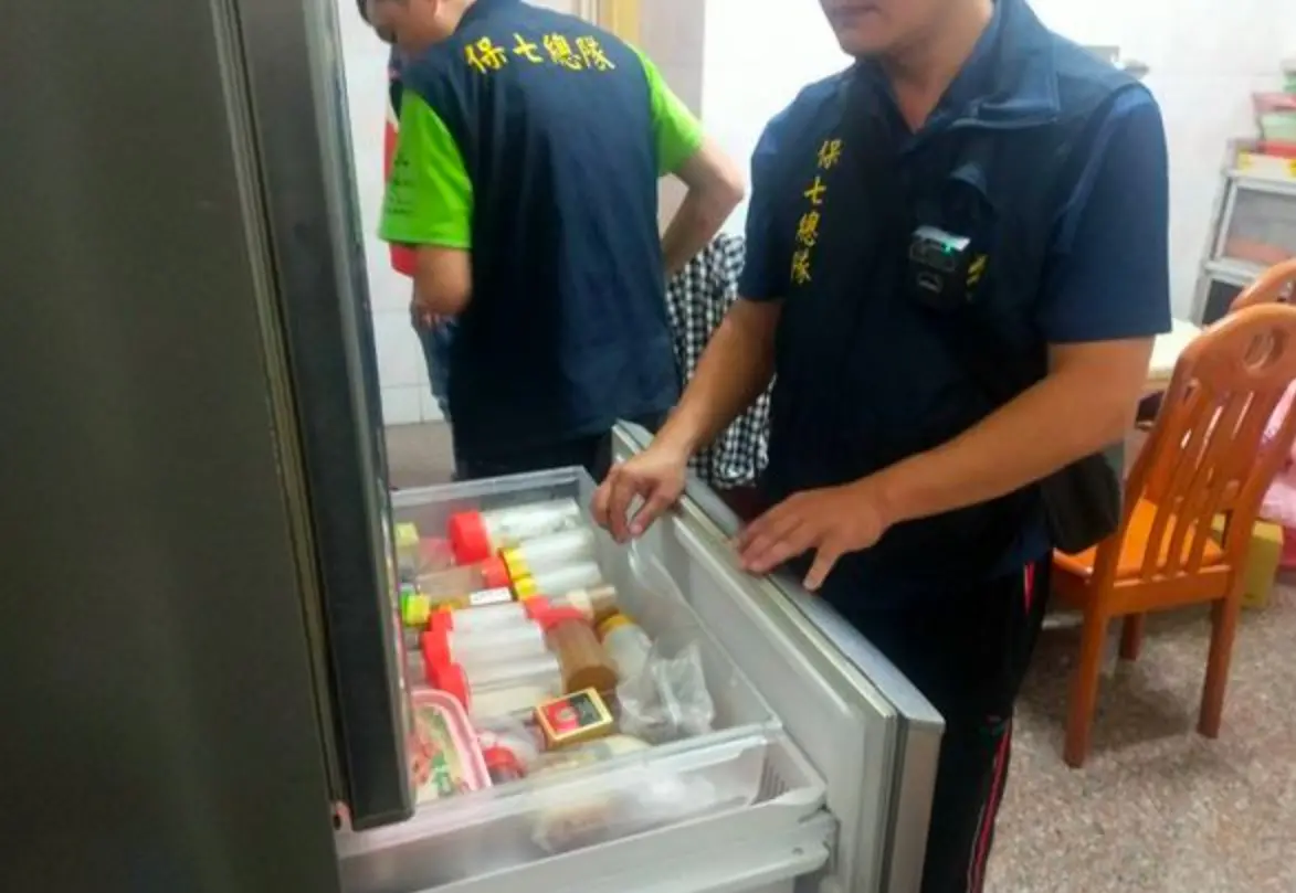 ▲台中有罹癌民眾聽聞犀牛角粉可抑制惡性腫瘤，2年內花費480萬元到中藥房購買犀牛角粉，最終仍藥石罔效，保七總隊第五大隊循線查獲中藥房，依野生動物保育法送辦。（圖／翻攝畫面）