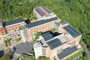 ▲新北市立竹圍高級中學設置太陽光電發電系統，推動再生能源轉型。（圖 ／新北市政府經濟發展局提供）