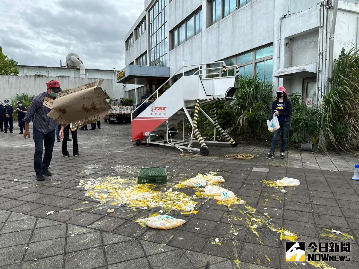 ▲前董事長張綱維今率隊抗議砸雞蛋。（圖／記者許若茵攝，2023.10.23）