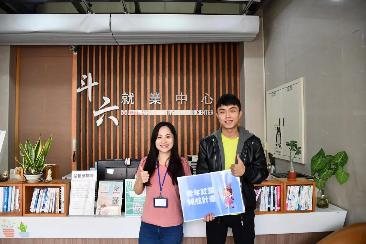 ▲郭言伊(右)感謝斗六就業中心就服員周淑芬(左)協助媒合工作，讓他比同儕提早確立職涯方向。
