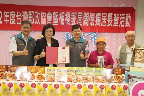 關懷獨居長輩 新北板橋郵差重陽節送信也送物資做愛心