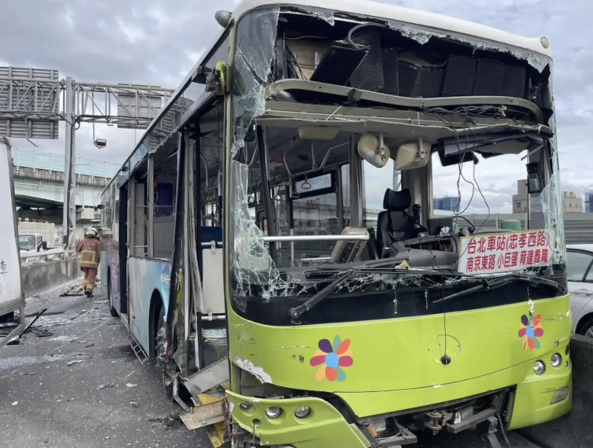 ▲新北市今（23）日下午2時許發生重大車禍，新北市中山高架橋五工路出口處，一輛公車與小貨車發生擦撞，目前中山橋上嚴重塞車，當時公車上乘客含司機共35人，其中有9人送醫。（圖／翻攝記者爆料網）