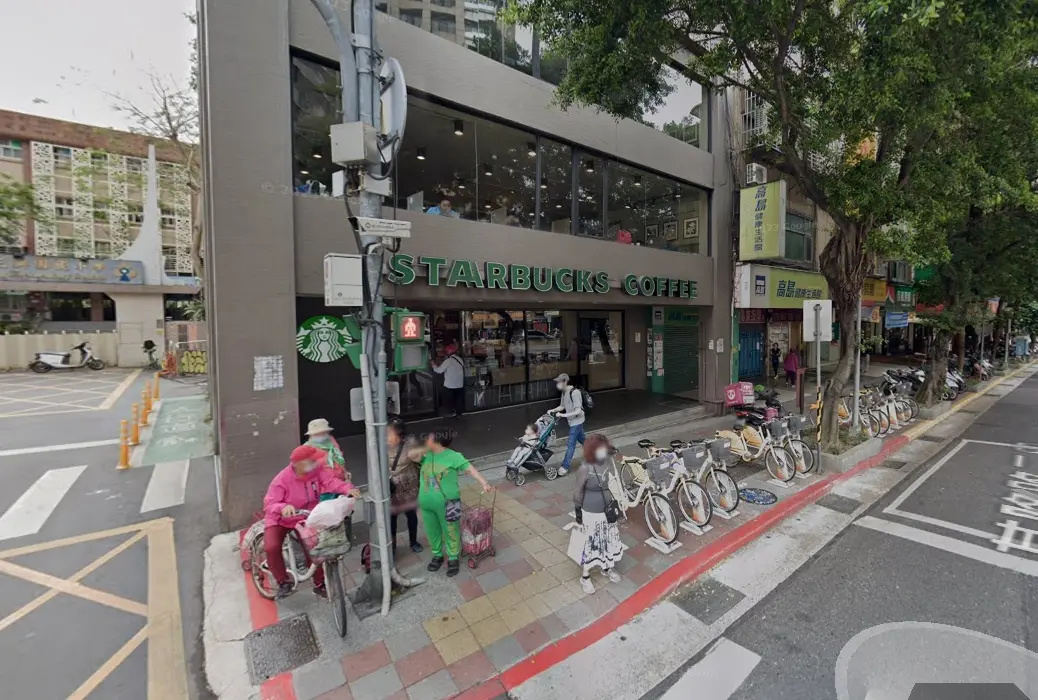 ▲台北市信義區基隆路二段上、開業8年的星巴克三興門市昨熄燈，不少在地人感到不捨，點出此處原是麥當勞門市。（圖／Google Map）