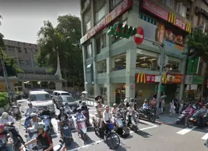 ▲網友分享，星巴克三興門市前身是麥當勞。（圖／信義區三兩事臉書）