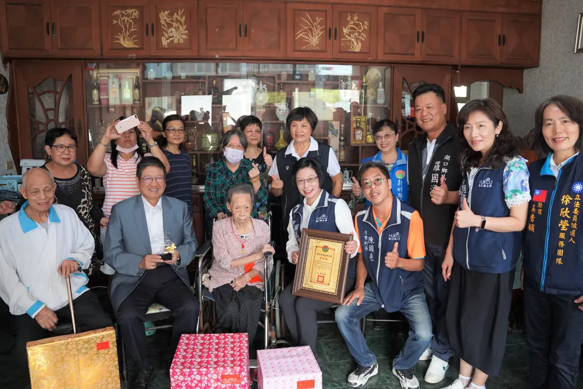 ▲楊文科祝賀實歲102歲的黃陳月英女士，並致贈敬老狀以及禮品。（圖／新竹縣政府提供）