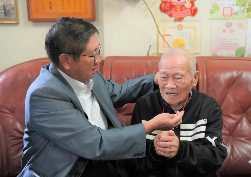 ▲楊文科為百歲人瑞朱煒戴上金鎖片。(圖/新竹縣政府提供)